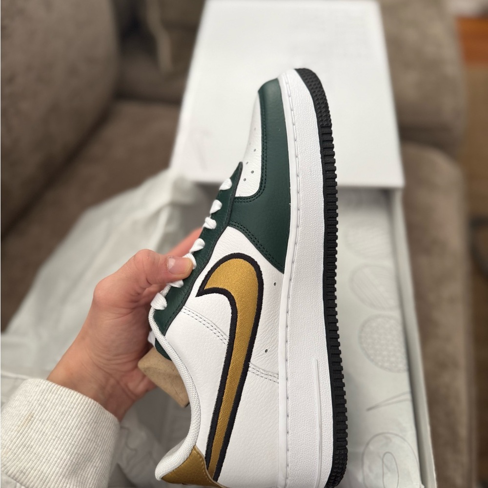Nike Air Force 1 - custom colors in White, Forest Green & Gold Swoosh - NWT - Picture 5 of 5